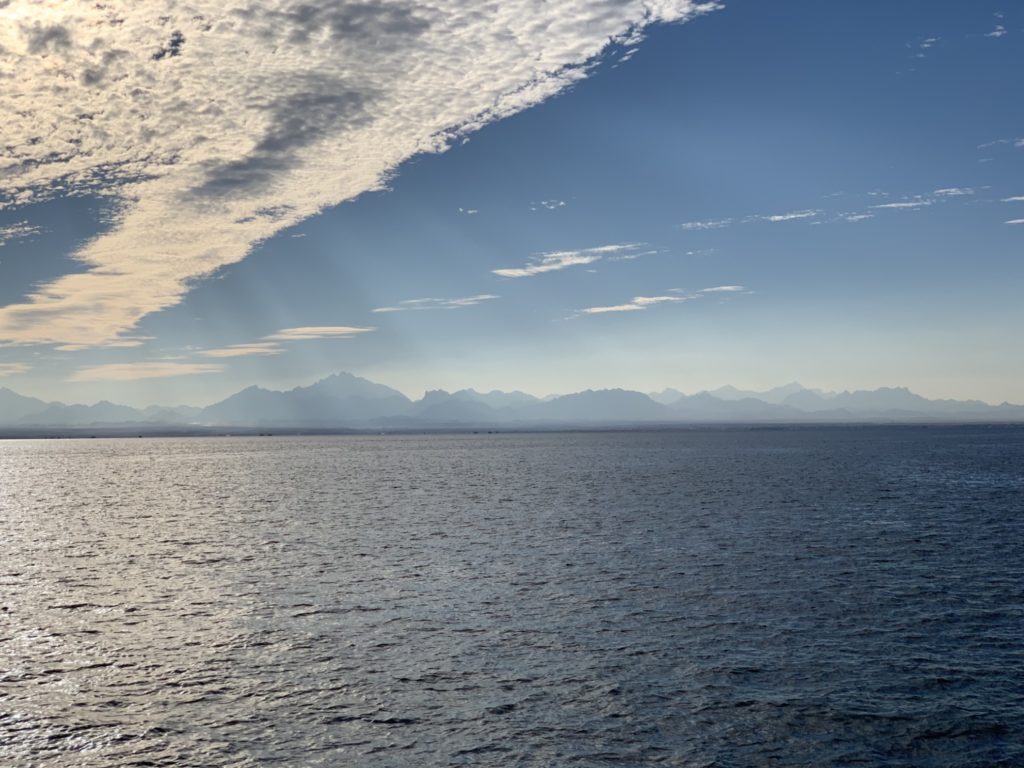 Ein paar Wölkchen über dem Roten Meer